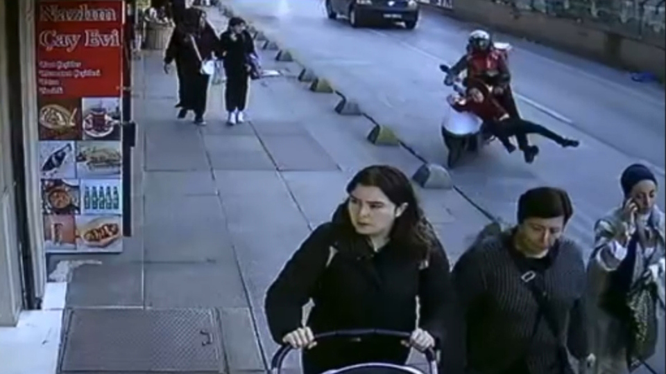 Aniden yola fırlayan çocuğa çarptı
