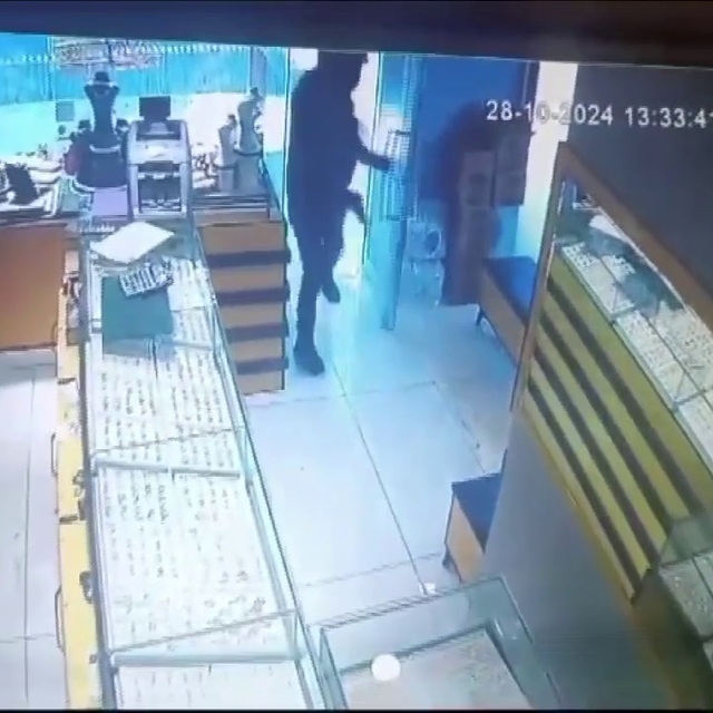 Kuyumcuyu vurup altınlarla kaçtı!