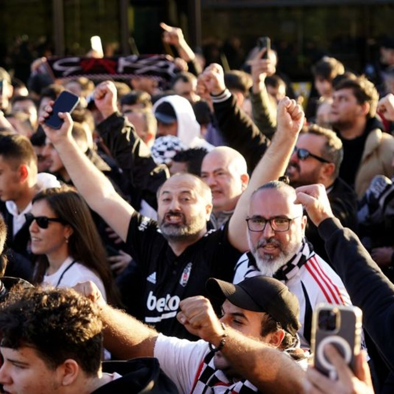 Beşiktaş taraftarı RAMS Park'a ulaştı!