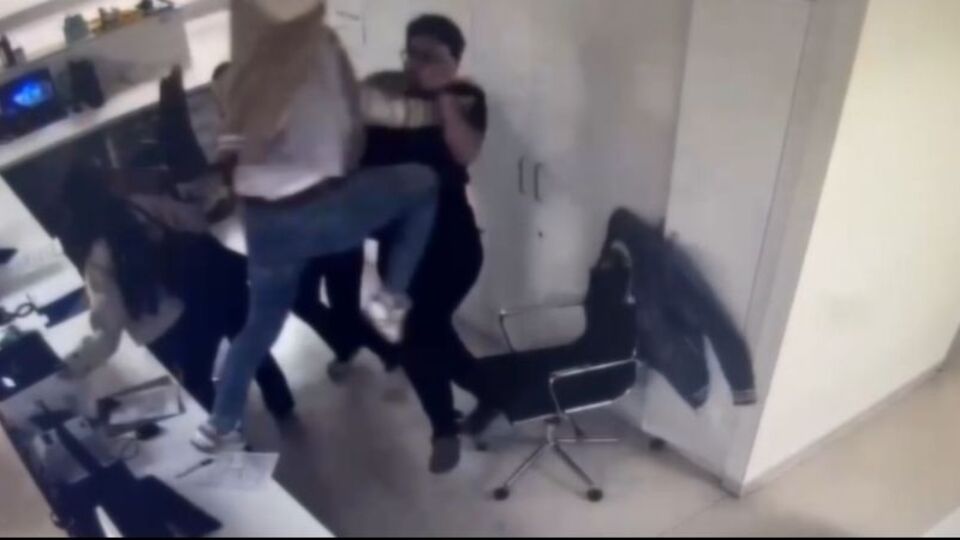 Kayınpederinin ameliyatının ertelenmesine sinirlendi! Doktora saldırdı