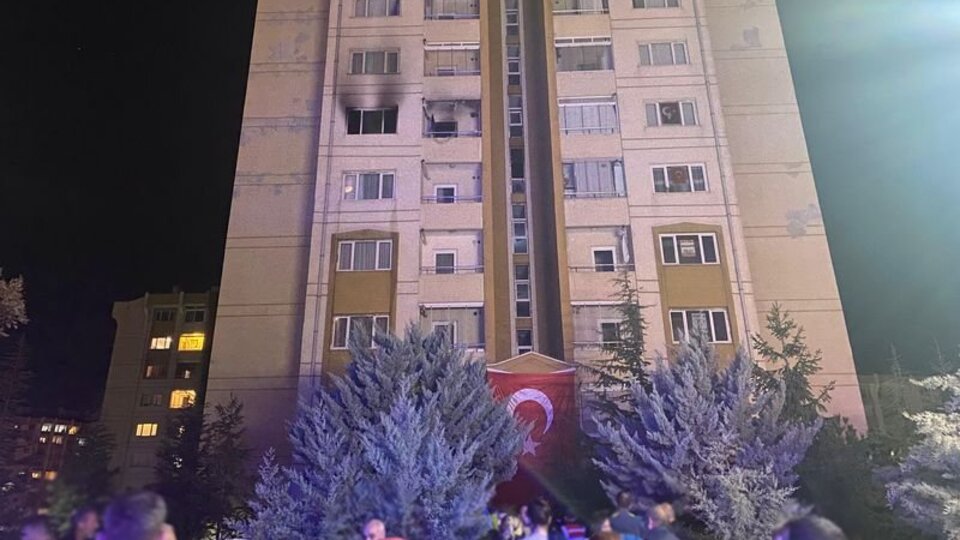 Oturduğu evi yakmaya çalıştı: 2 kişi dumandan etkilendi