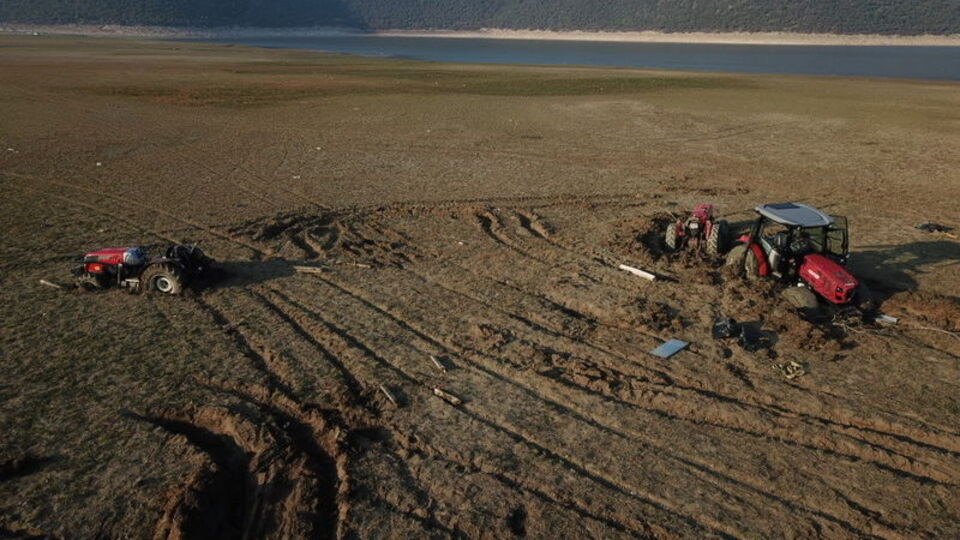 Baraj gölünde çamura saplandılar!