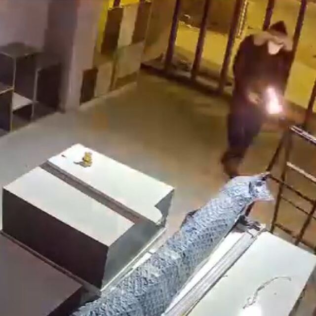 İş yerini böyle kundakladılar