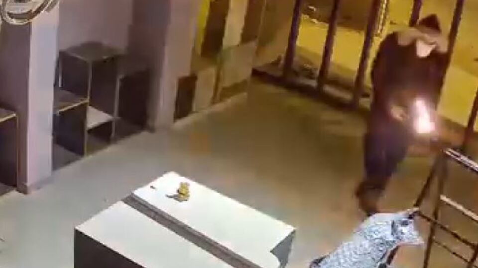 İş yerini böyle kundakladılar
