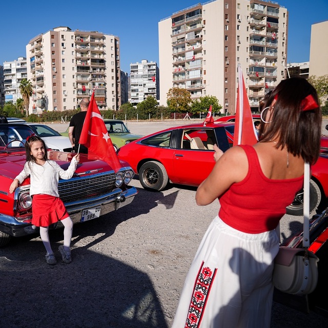 Klasik otomobil tutkunları Cumhuriyet turu attı