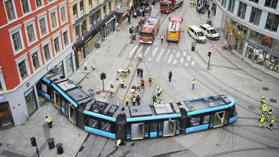 Tramvay raydan çıktı, mağazaya girdi!
