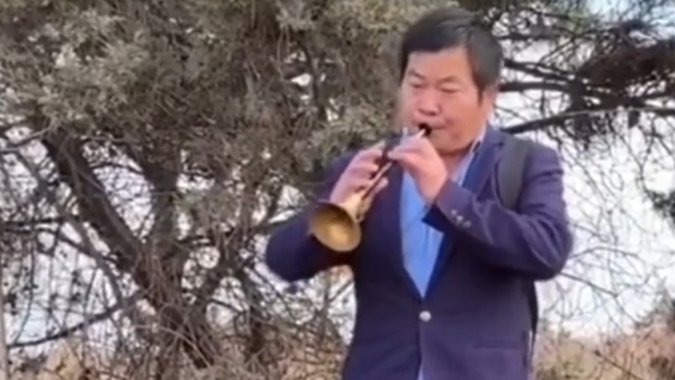 Yol kenarında zurna çalan Çinli şaşırttı