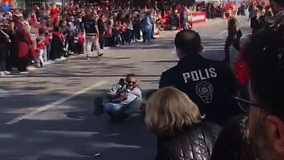 Geçit töreninde yunus ekibi kaza yaptı: 2 polis yaralı