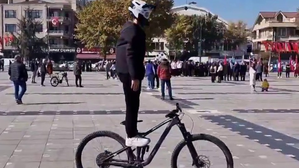 Bisiklet üstünde hazırola geçti