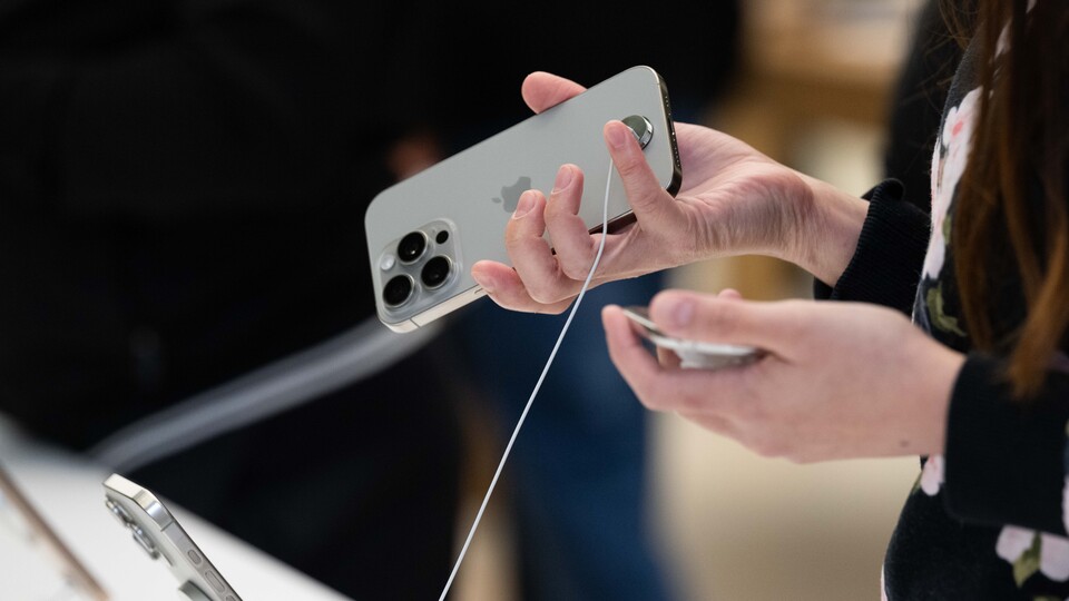 Apple, iPhone için yapay zeka özelliklerini devreye soktu