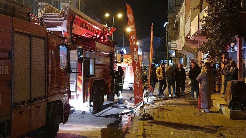 Pet shopta feci yangın! Kuşlar ve balıklar öldü, 1 kişi yaralandı