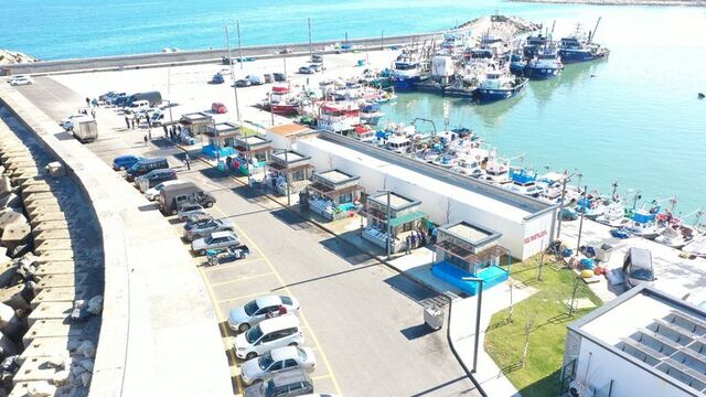 Karaburun Balık Hali hizmete açıldı
