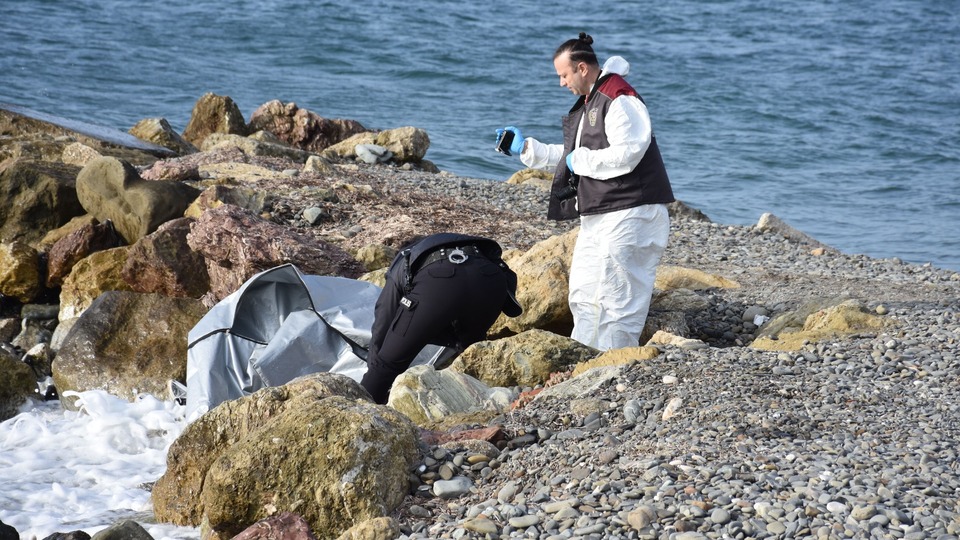 Deniz kenarında kadın cesedi bulundu