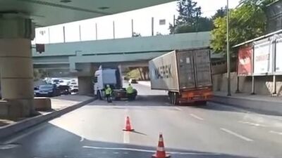 Sabıkalı üst geçitte yeni kaza!