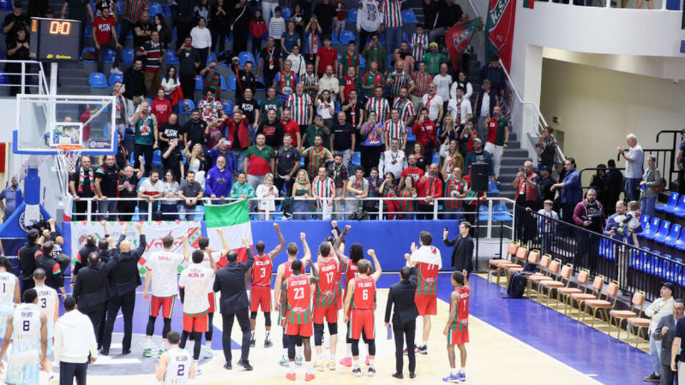 Karşıyaka, uçaktaki arıza nedeniyle otele döndü