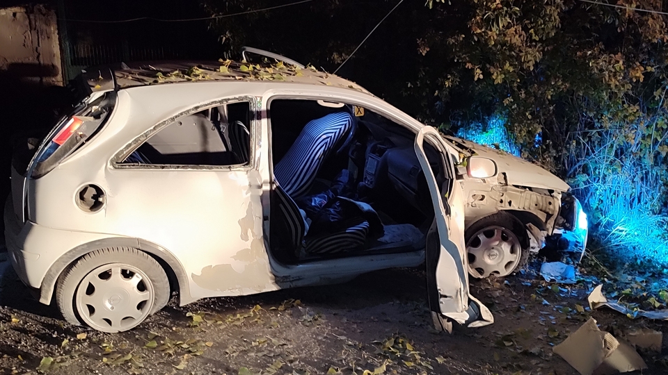 Otomobil direğe çarptı: 1 ölü, 4 yaralı