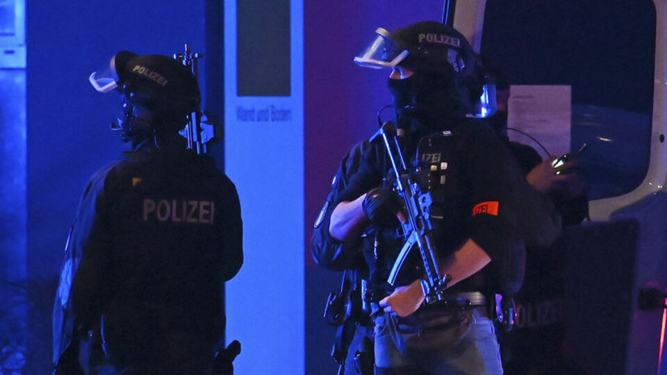 Almanya onu arıyor: Patlayıcı dolu çantayı düşürdü!