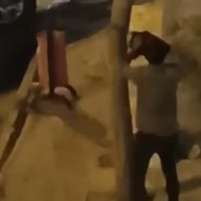 Kaldırımdaki ağacı kesti