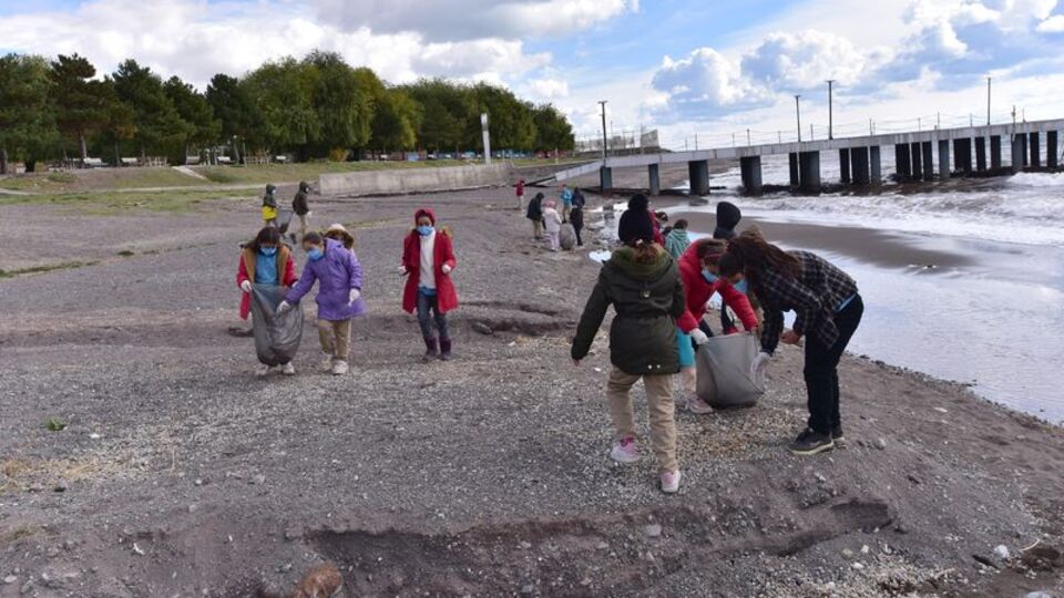 Öğrenciler Van Gölü sahilini temizledi