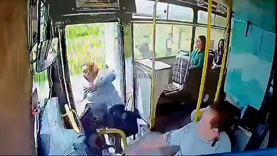 Otobüsün açık kapısından düşüp ölmüştü! Ödül gibi ceza!