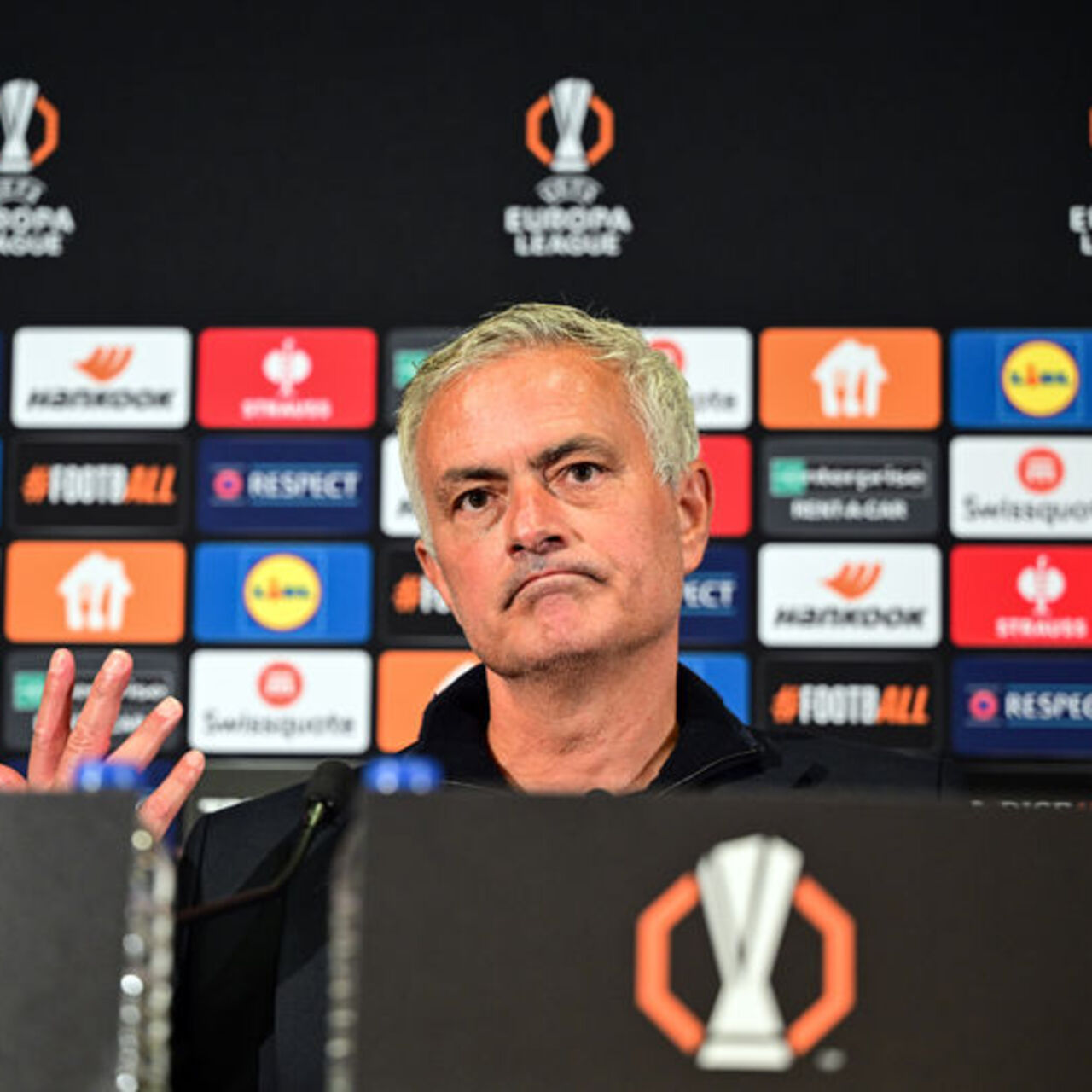 UEFA'dan Mourinho'ya ceza!