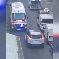 Pes dedirten görüntü! Ambulansa yol vermedi