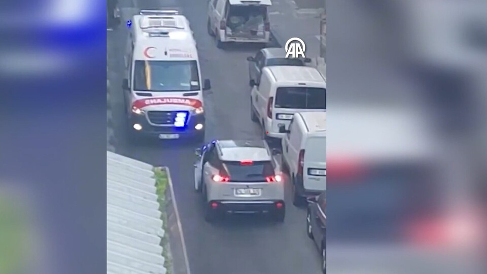 Pes dedirten görüntü! Ambulansa yol vermedi