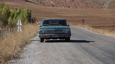 63 model otomobiliyle yolda kalanların yardımına koşuyor