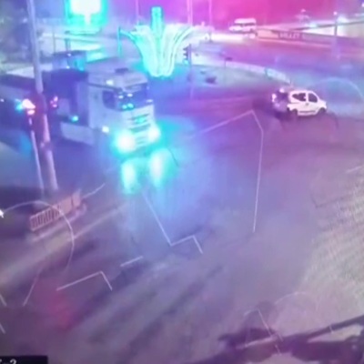 Erzurum'da 3 kişinin öldüğü kaza anı güvenlik kameralarınca görüntülendi