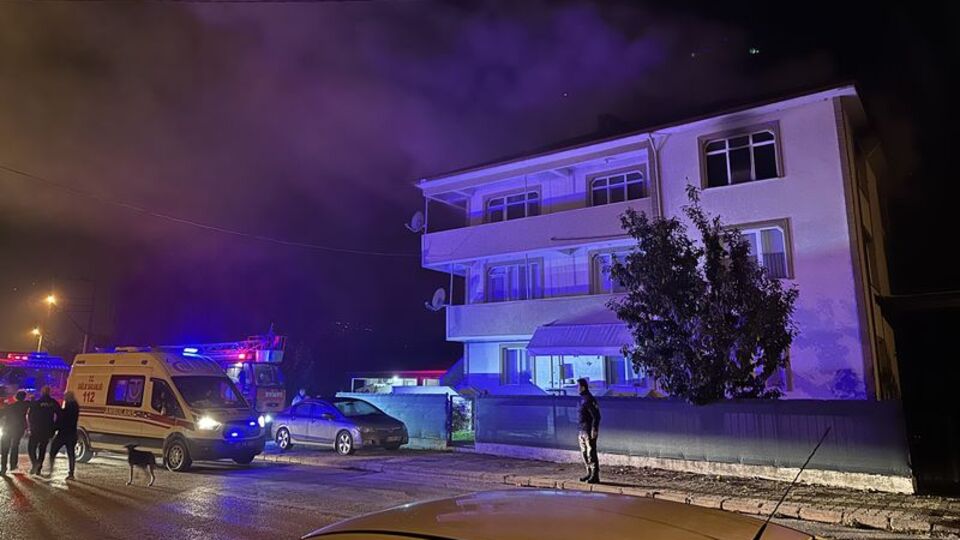 Yangında bir ev kullanılamaz hale geldi