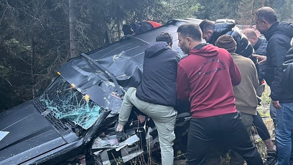Reklamcıların aracı devrildi: 2'si ağır 4 yaralı
