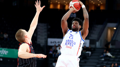 Anadolu Efes evinde galip!