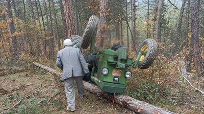 Devrilen traktörün sürücüsü öldü