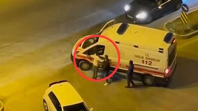 Ambulansa yumruklu saldırı kamerada