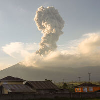 Endonezya'da yanardağ patlaması: En az 9 ölü