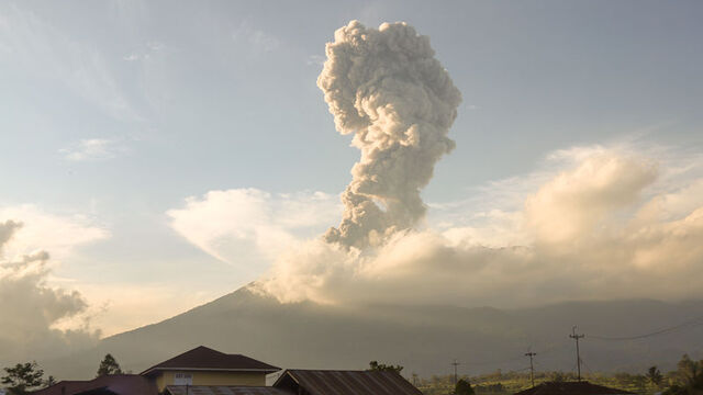 Endonezya'da yanardağ patlaması: En az 9 ölü