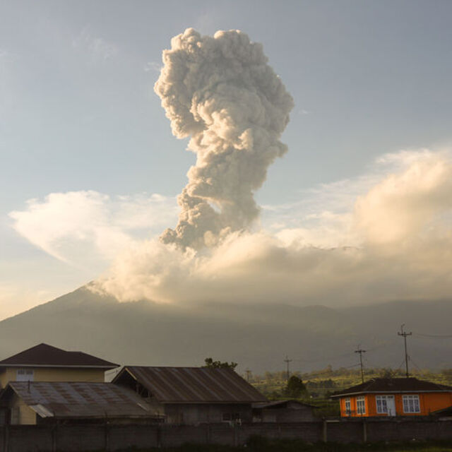 Endonezya'da yanardağ patlaması: En az 9 ölü