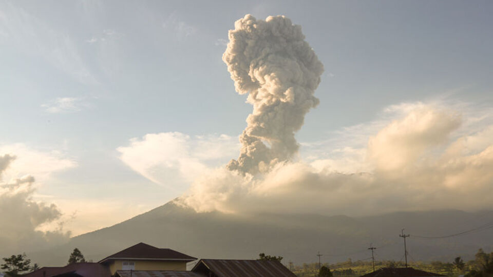 Endonezya'da yanardağ patlaması: En az 9 ölü
