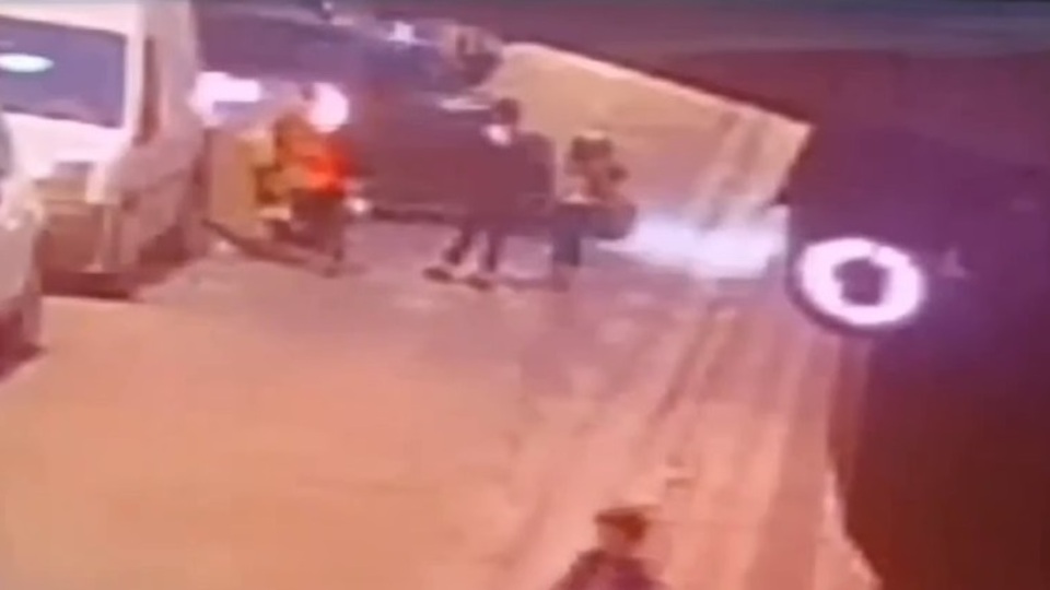 Sokakta oynayan çocuğa çarpıp kaçtı