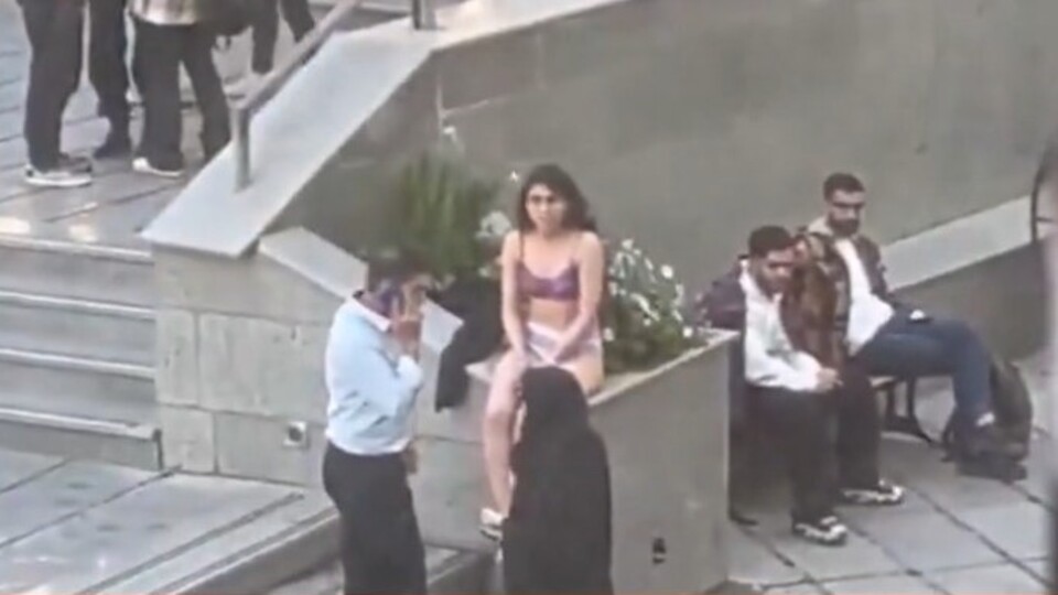 İranlı kadın öğrenciden protesto