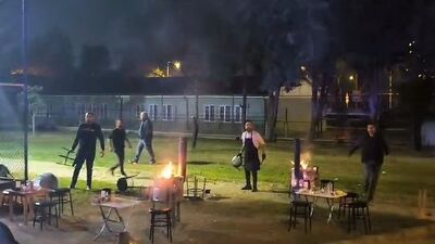 Çocuk parkında sandalyeler havada uçuştu