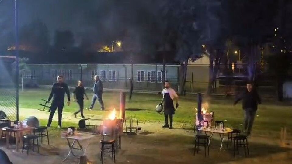 Çocuk parkında sandalyeler havada uçuştu