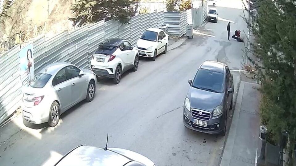 Dehşet anlar! Ateş etmemeleri için ölü taklidi yaptı