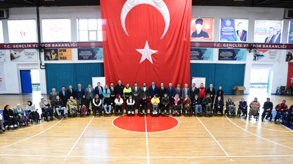 Düzce'de ihtiyaç sahiplerine tekerlekli sandalye