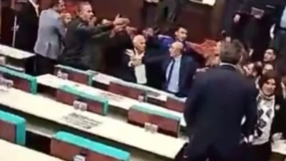 Kağıthane Belediye Meclisi'nde arbede: 2 meclis üyesi yaralandı