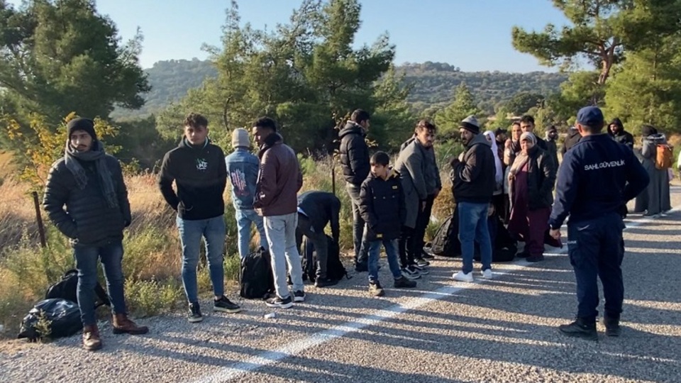 Yol kenarında beklerken yakalandılar