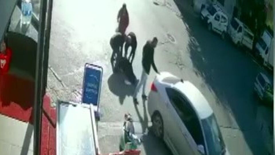 Otomobilin altında kalmaktan son anda kurtuldu