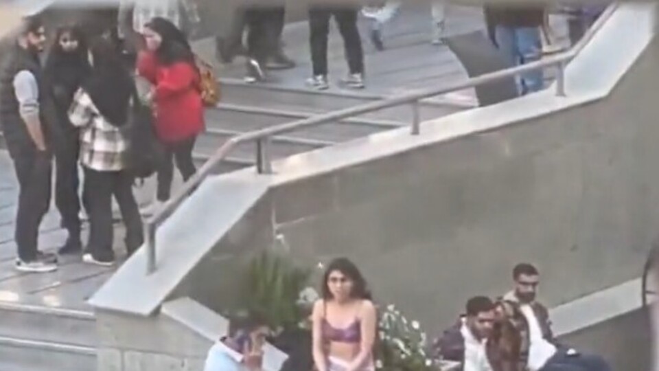 İran'da kıyafetlerini çıkaran kadının "psikolojik sorunları var" iddiası