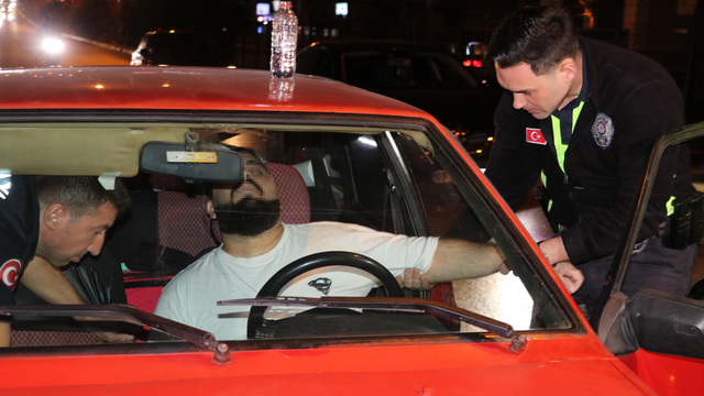 Orta şeritte uyuya kaldı trafiği kilitledi