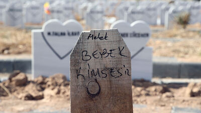 Mezar tahtasına böyle yazıldı: Melek bebek kimsesiz!